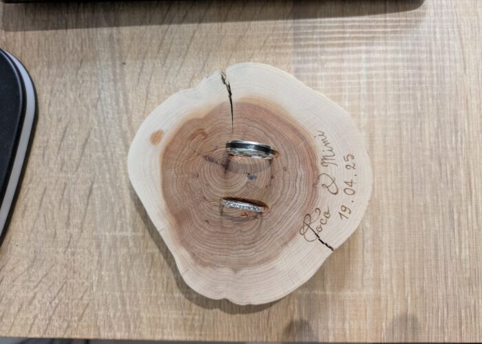 Présentoir à alliances fabriqué à la demande sur un morceau de bois en provenance de la région