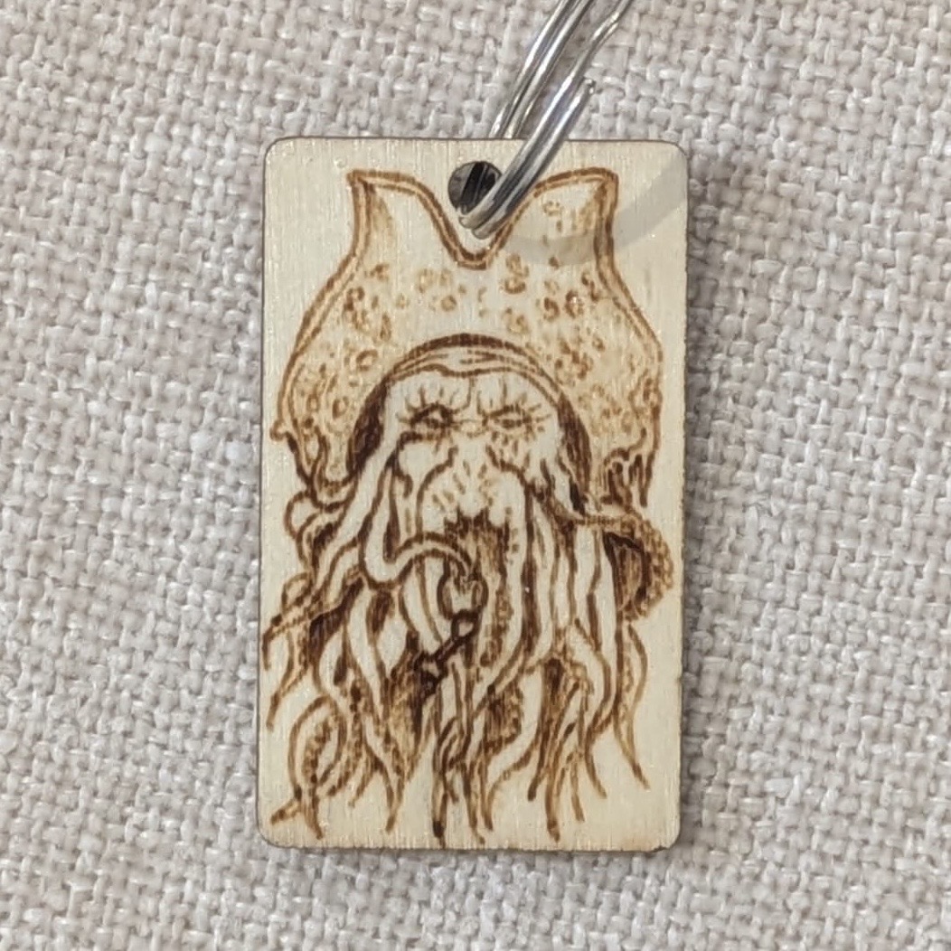 Porte clef en contre-plaqué réalisé à la main sur une image inspiré de la pop-culture ( Davy Jones )