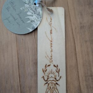 Texte calligraphié sur petit marque page avec logo